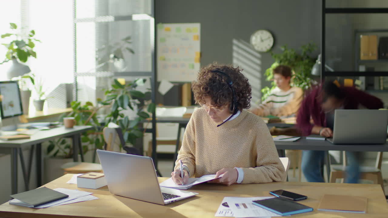 Timelapse af kvindelig callcenter-medarbejder på arbejde