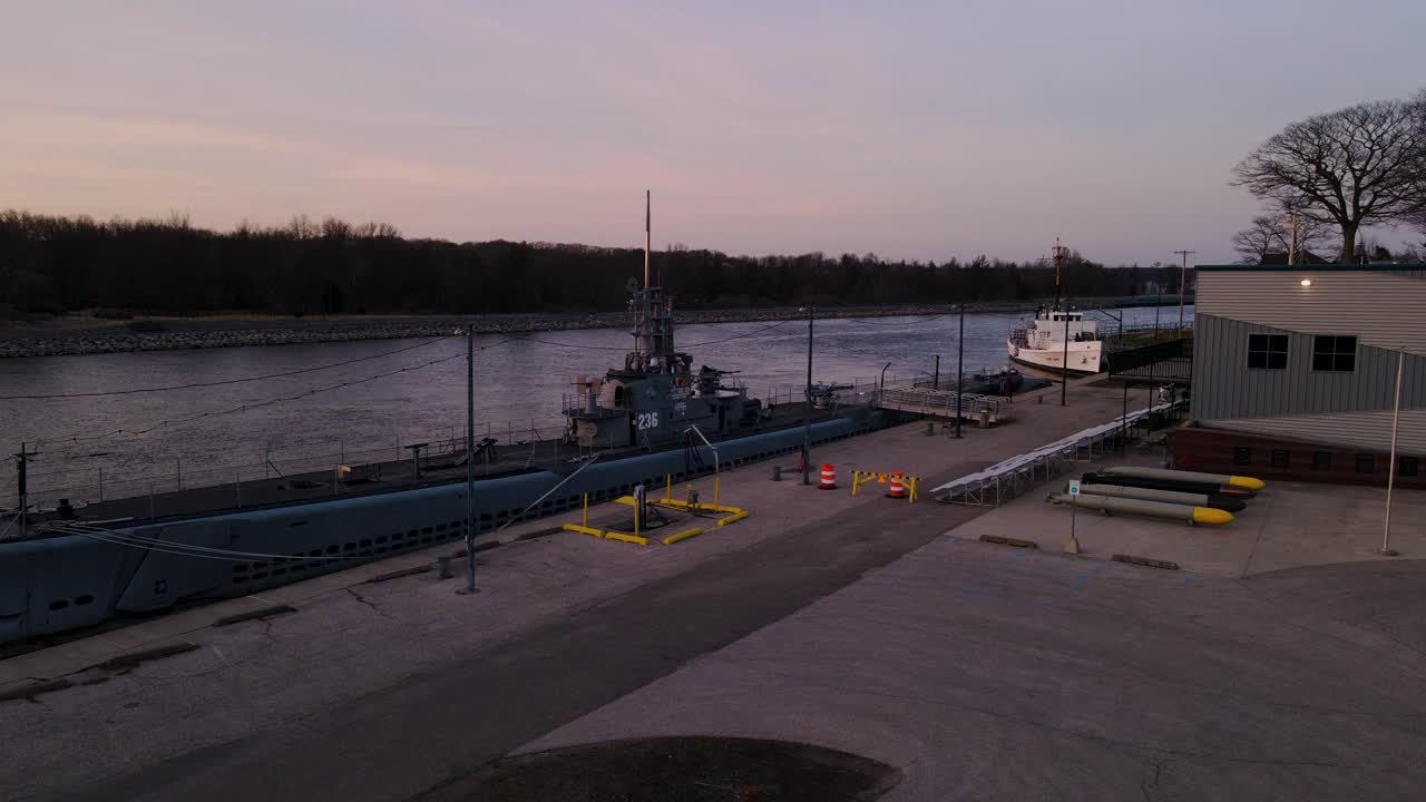 pista lateral sobre el estacionamiento durante el anochecer