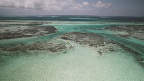 kitesurfers che cavalcano sulle acque turchesi di los roces in una giornata di sole