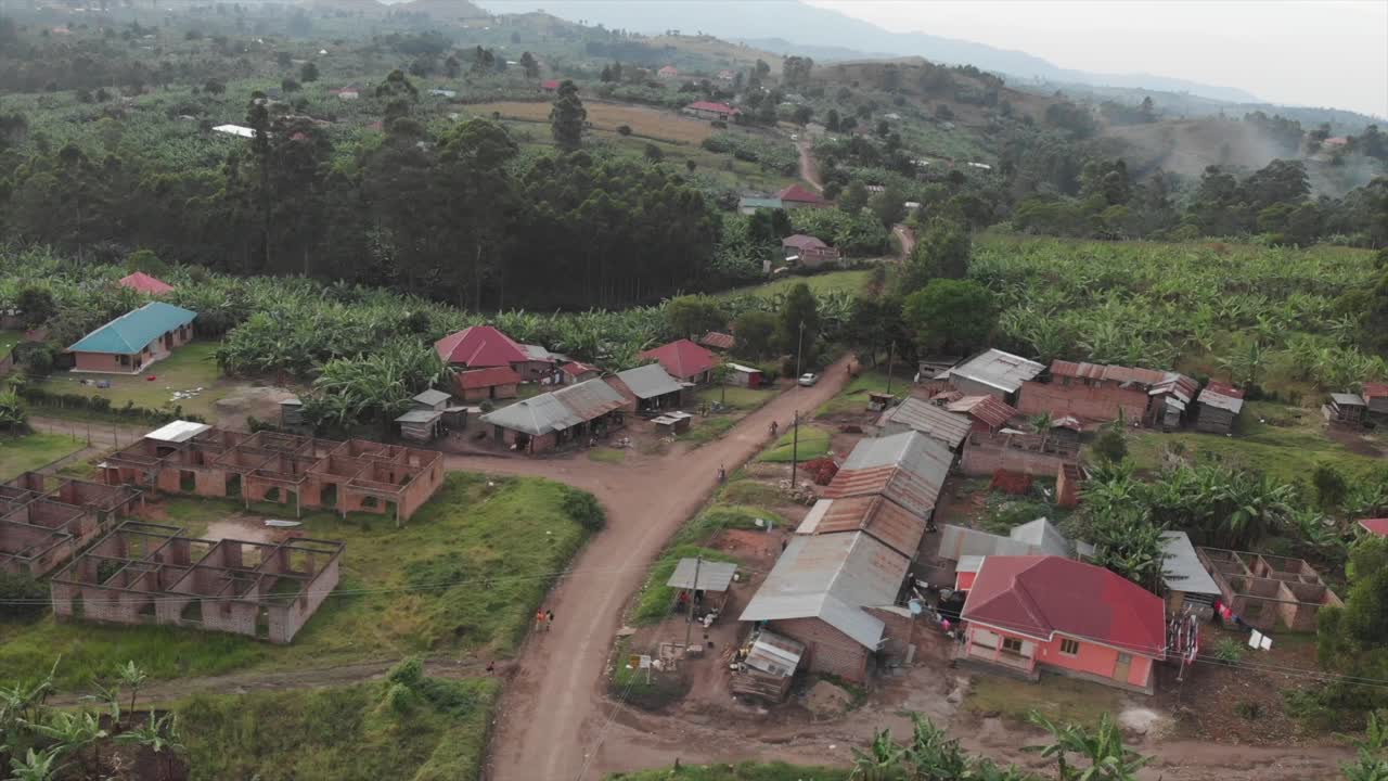 toma aérea de drones de un acogedor barrio humilde en uganda, áfrica