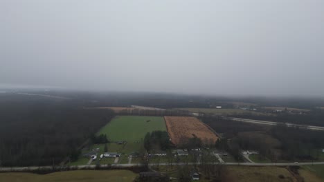 Una-Toma-Aérea-Que-Sobrevuela-El-Campo-Y-Se-Dirige-Hacia-Una-Niebla-Densa-Y-Espesa-Sobre-El-I80