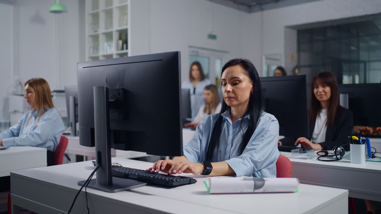 mujeres empresarias que trabajan en oficinas