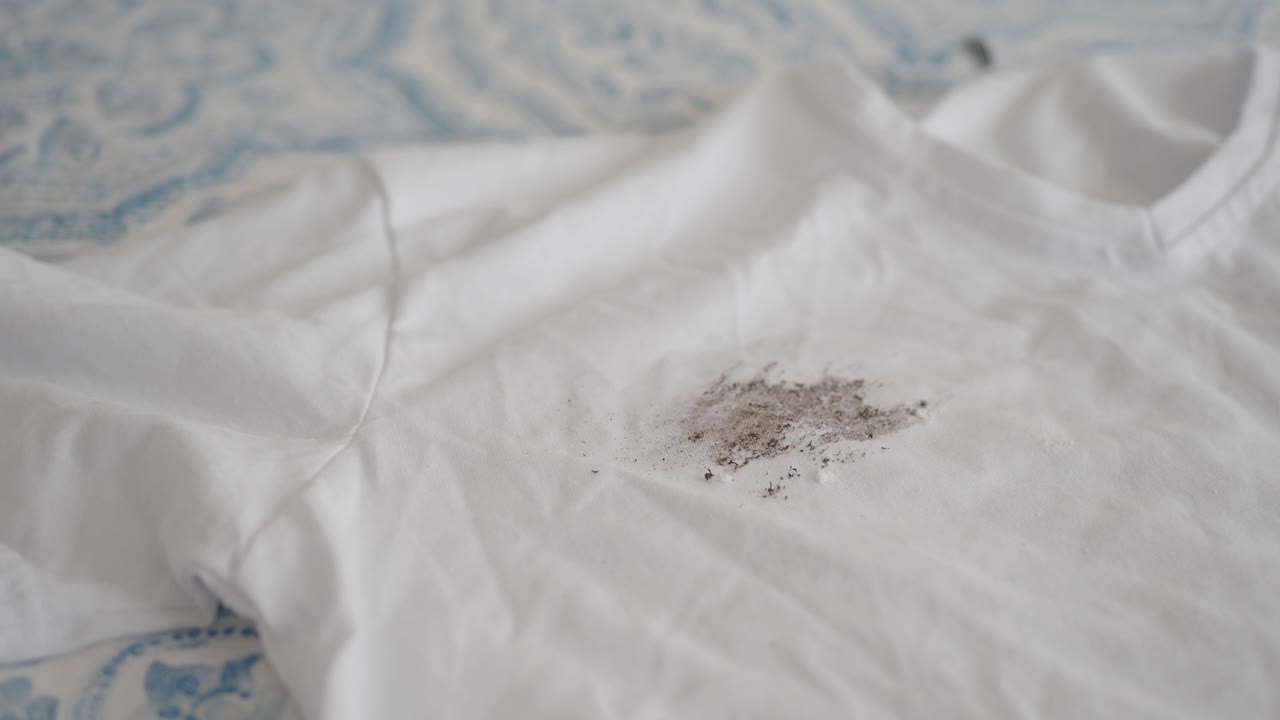 얼룩진  티셔츠