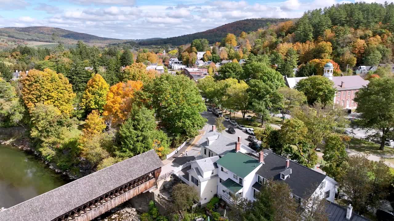 Overbygd bro i utkanten av Woodstock, Vermont i New England om høsten med høstfarger på bladene