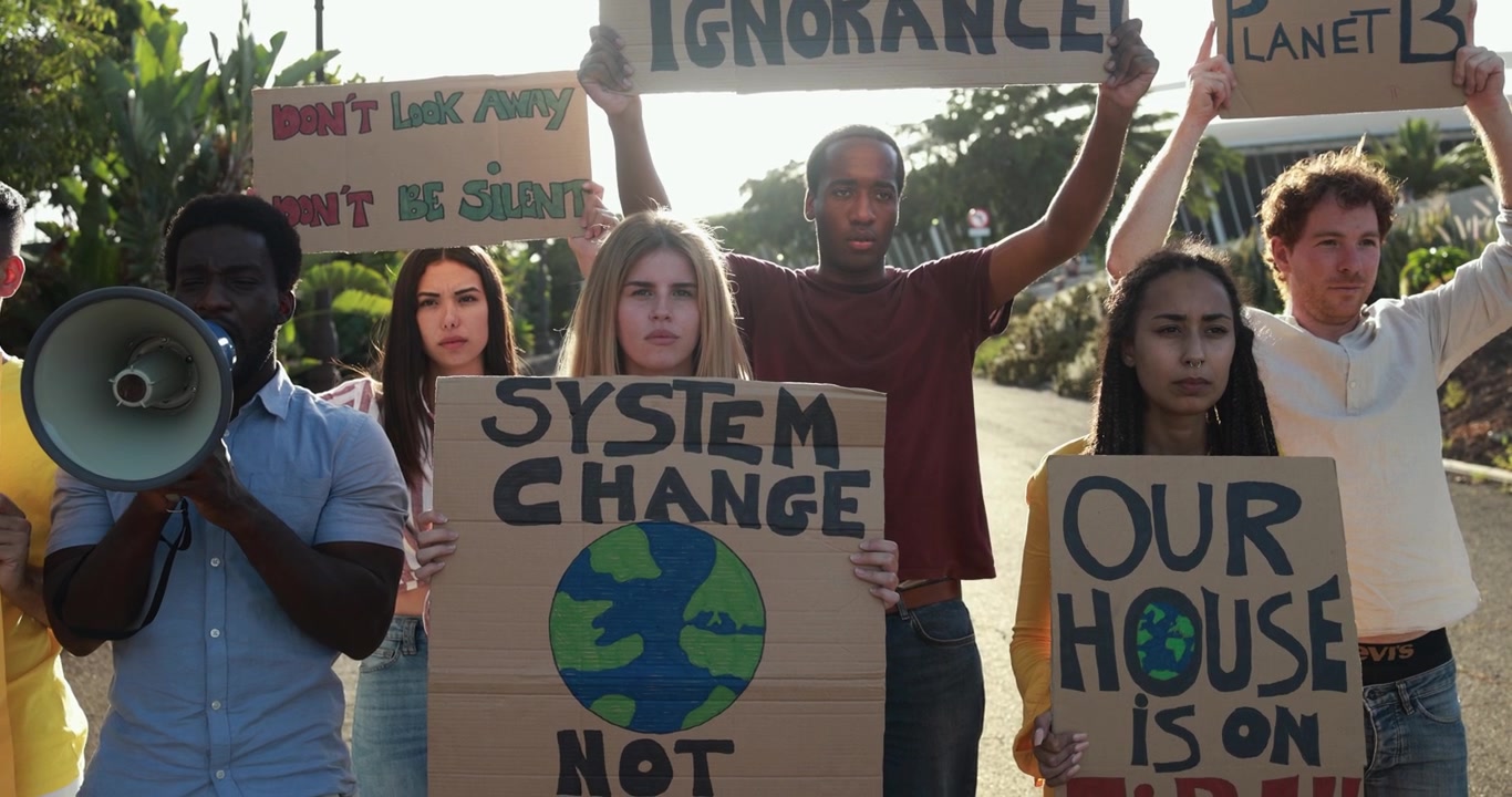 Giovani attivisti diversi con cartelli di protesta per il cambiamento climatico