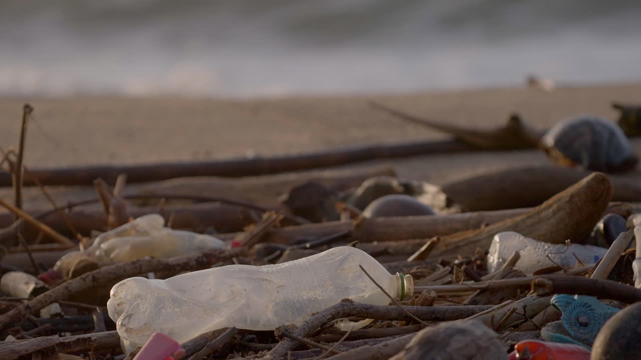 una botella y más basura contaminan la playa