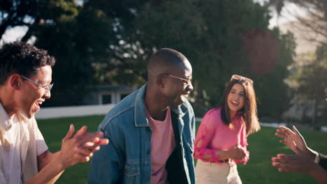 amigos bailando al aire libre