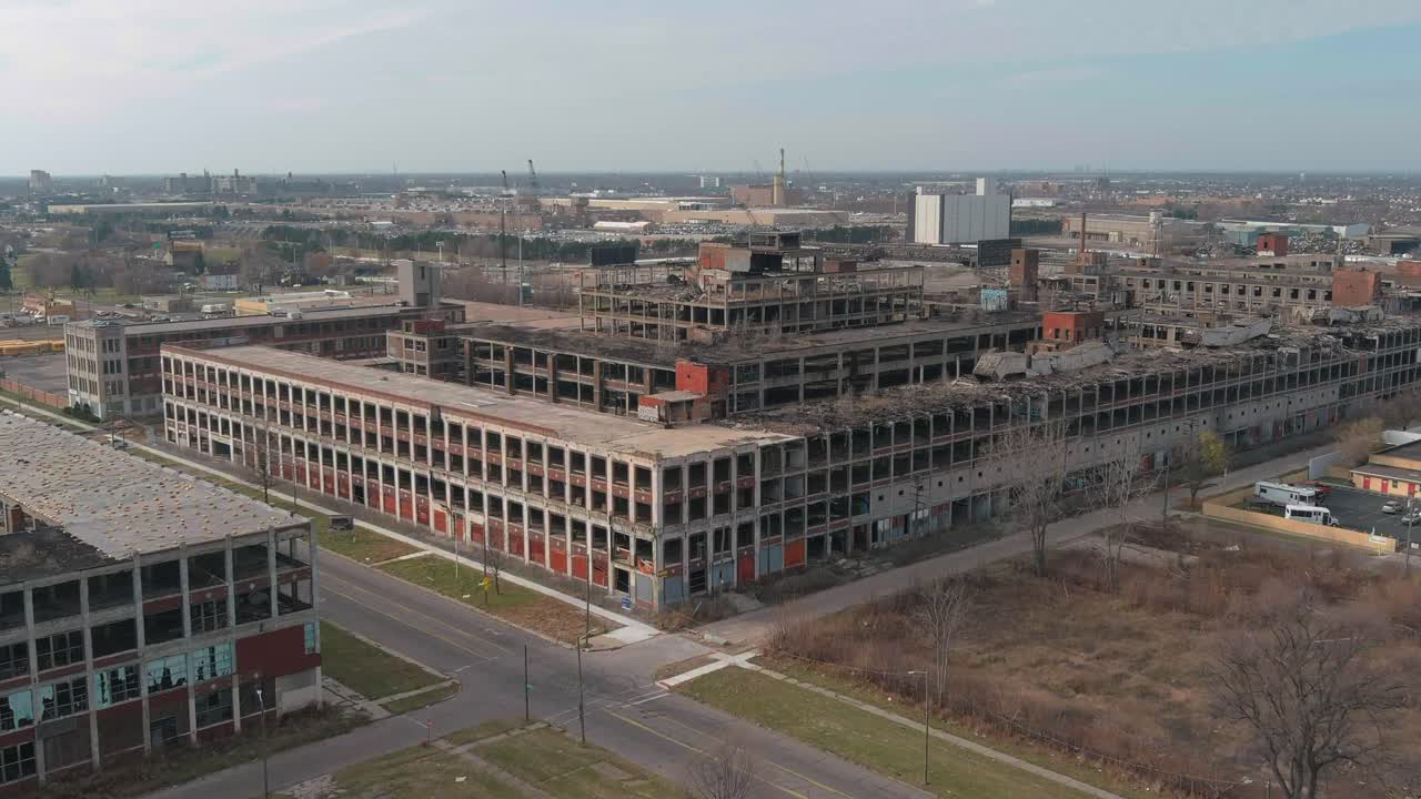 vista aérea de la dilapidada planta automotriz packard en detroit, michigan