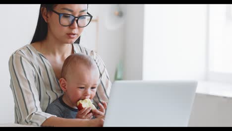 mamá trabajando con el bebé