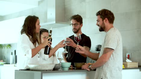 Hermosa-Joven-Sirviendo-Vino-En-Copas