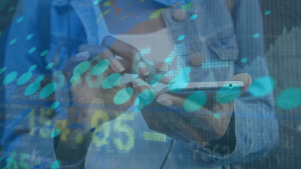 animación del procesamiento de datos financieros sobre una mujer de negocios caucásica que usa un teléfono inteligente