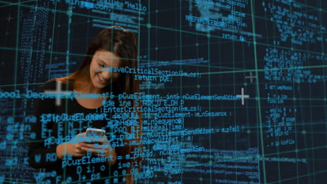 mujer usando un teléfono inteligente y códigos de programación