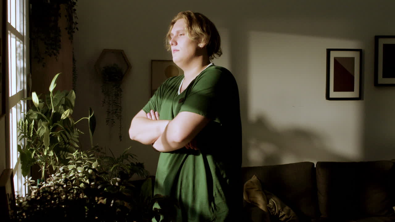 십대가 창문 밖을 보고 있습니다.