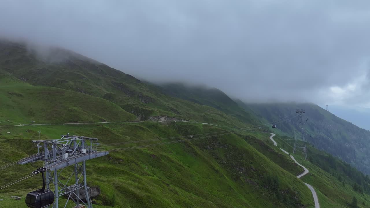 los teleféricos que operan en los alpes austriacos mientras cae una espesa niebla