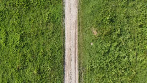 Vista-Aérea-De-La-Carretera-En-El-Campo