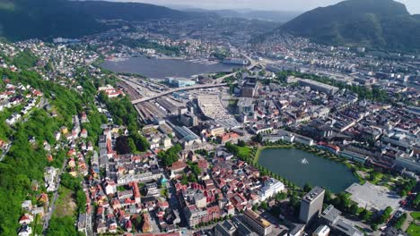 bergen es una ciudad y municipio en hordaland en la costa oeste de noruega. bergen es la segunda ciudad más grande de noruega.