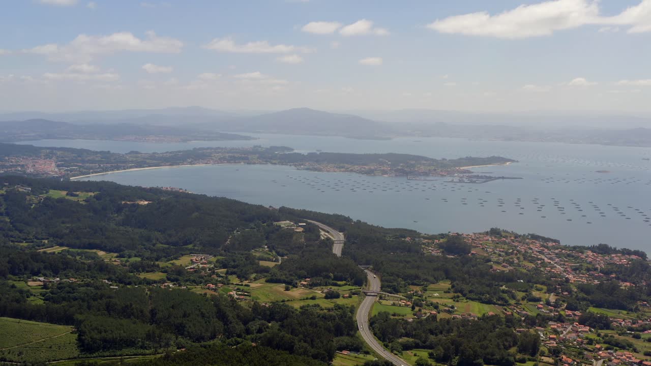 Bredt oversigtsbillede af det store flodmundingsområde Rias Baixas