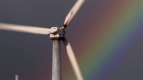 Neigen-Sie-Sich-Zu-Wunderschönen-Regenbögen,-Die-Windbetriebene-Generatoren-Zum-Leuchten-Bringen