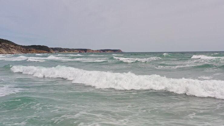 Le onde si schiantano su una costa rocciosa