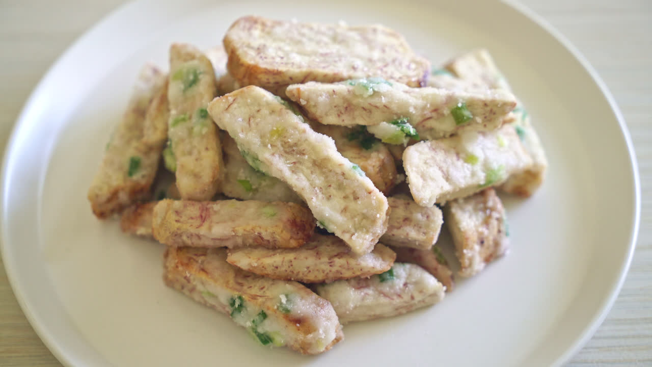 접시에 설탕을 입힌 타로 또는 바삭한 달콤한 스노우 타로