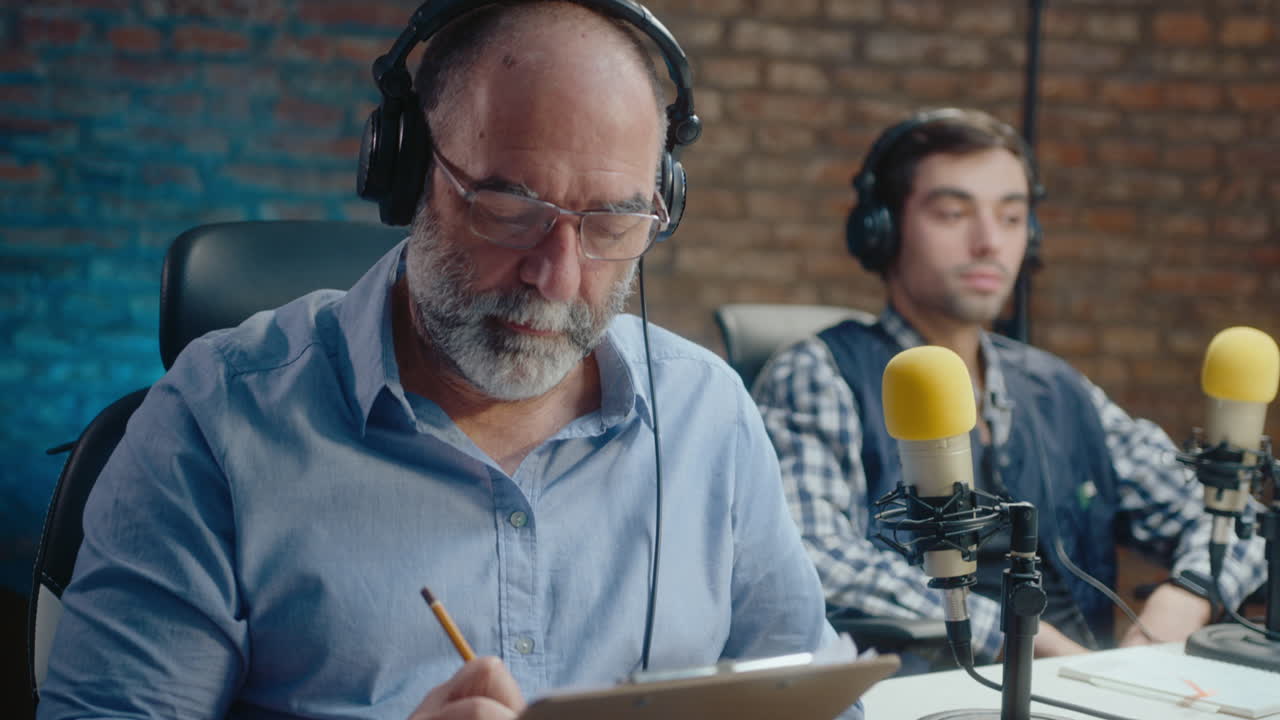 entrevista de podcast en el estudio