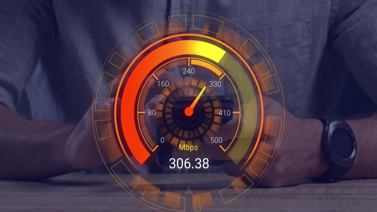 анимация оранжевого спидометра над руками кавказского мужчины с помощью смартфона.