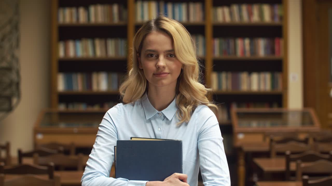 Donna in biblioteca con i libri