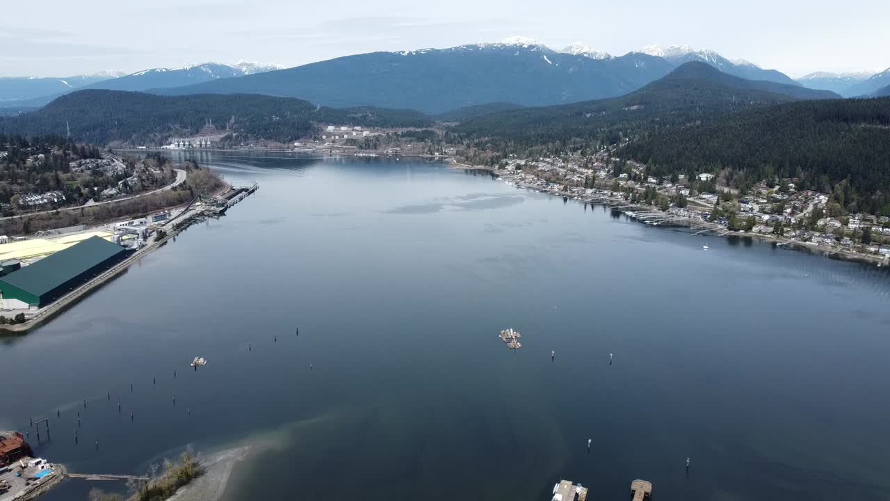 imágenes de drones - lago junto a las montañas - vista aérea