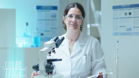 científico en el laboratorio