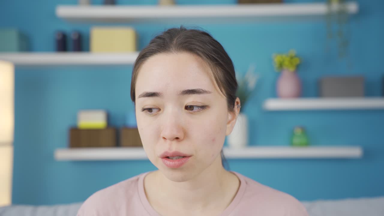 슬프고 슬픈 아시아 젊은 여성의 클로즈업.