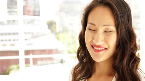 카메라에 미소 짓는 아시아 사업가