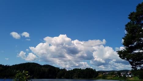 tiro de lapso de tiempo de la construcción de nubes, en el cielo azul, sobre la naturaleza noruega y la ciudad de birkeland, en un día soleado, en el sur de noruega