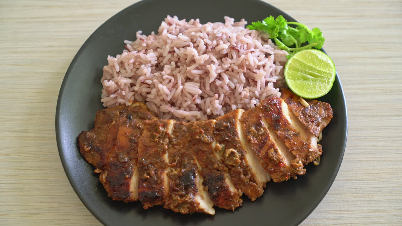 Ayam jerk Jamaika panggang pedas dengan nasi - Gaya makanan Jamaika