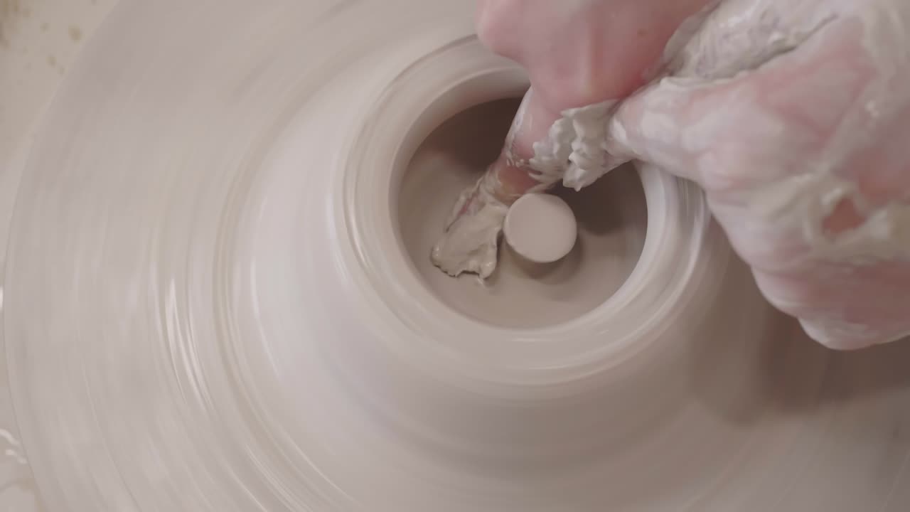 도자기 바 에서 일 하는 도자기