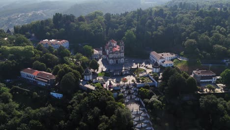 santuario de jesús do monte y la icónica escalera en zigzag en el norte de portugal