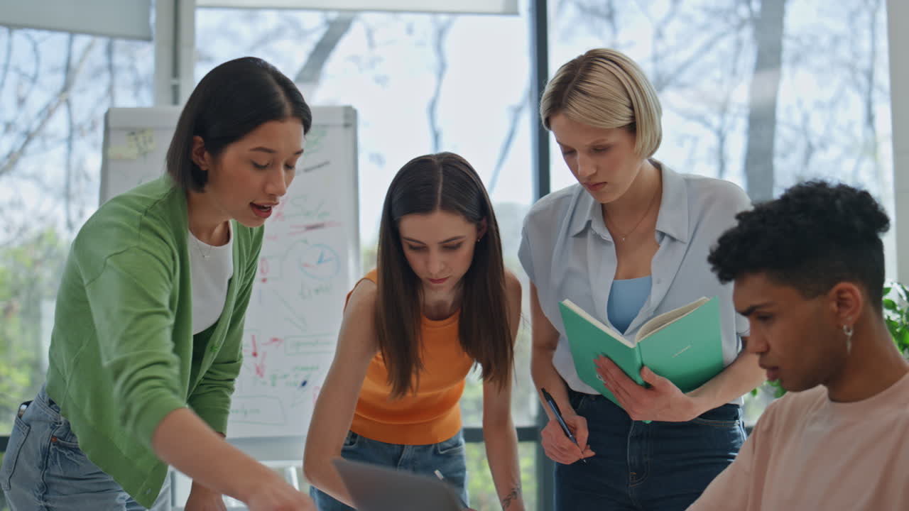 equipo de inicio de primer plano trabajando juntos en la habitación. colegas creativos colaborando
