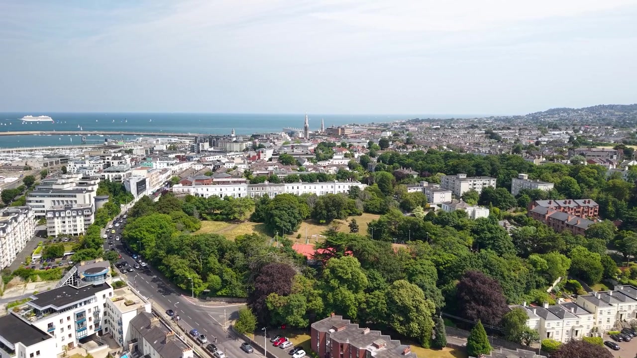 Paesaggio urbano di Dun Laoghaire ripreso da drone sopra il parco. Costa di Dublino, paesaggio urbano dell'Irlanda