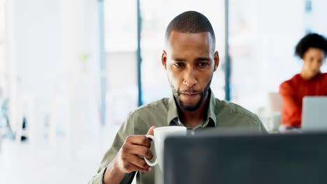 Kaffee,-Laptop-Oder-Schwarzer-Mann-Denken