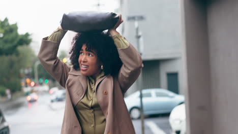 lluvia, mujer corriendo en la ciudad