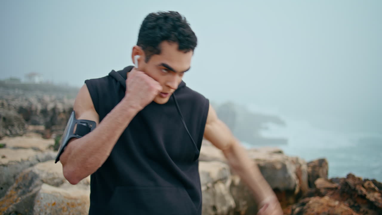 클리프 마운틴 (cliff mountain) 에서 훈련하는 근접 복싱 선수.