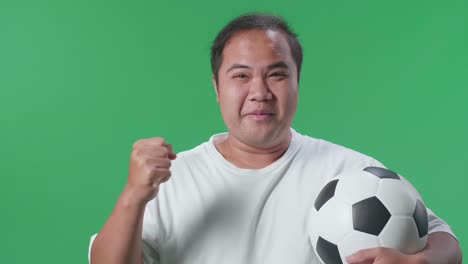 축구 우승 을 축하 하는 행복 한 사람