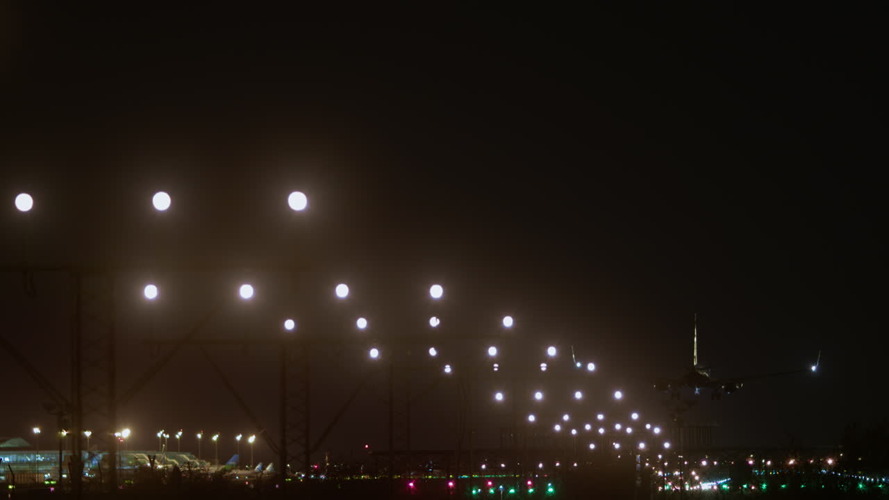 밤에 착륙하는 비행기