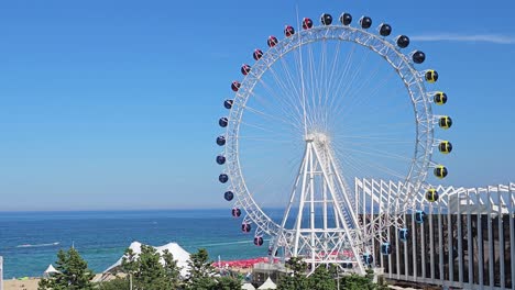 Sokcho-Eye-ferris-wheel-in-Sokcho,-South-Korea,-slowly-turning-on-summer-day