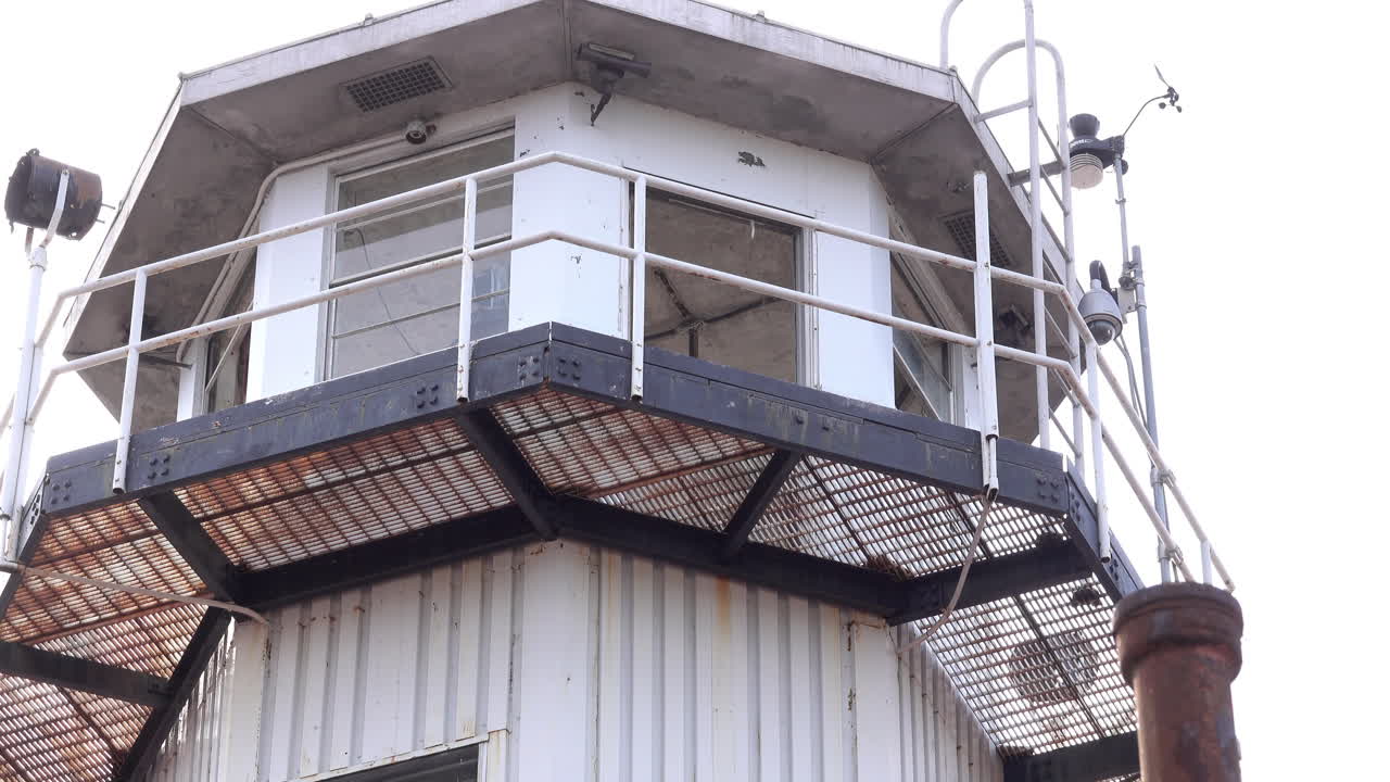 primer plano de la torre de vigilancia vista desde un ángulo bajo en la penitenciaría estatal del este