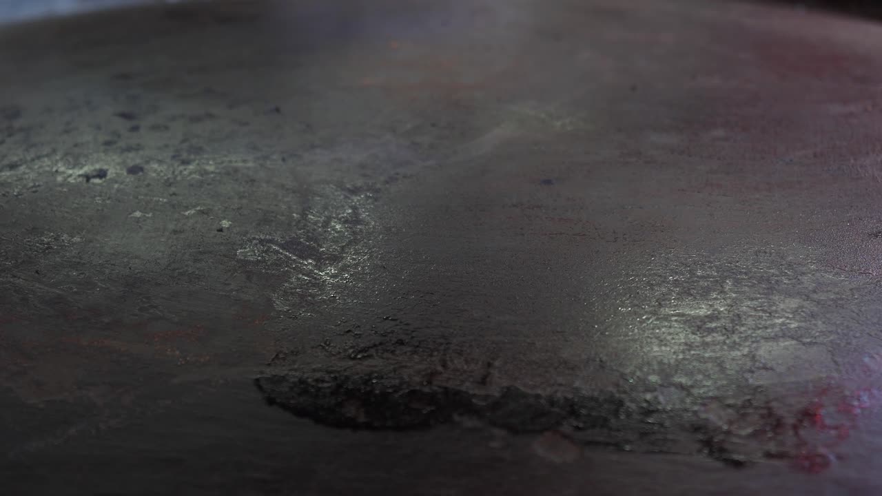 cerca de una superficie metálica oxidada