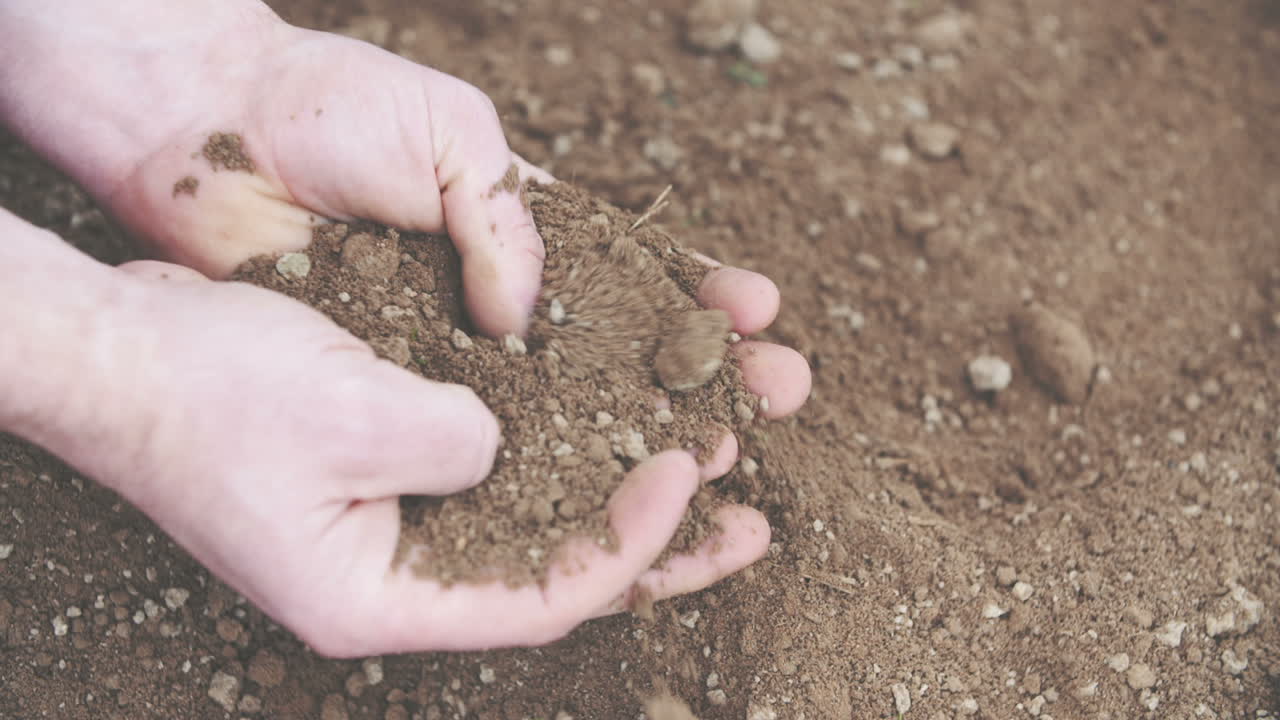 Agricoltore al lavoro nel campo, trattore che ara il terreno 2