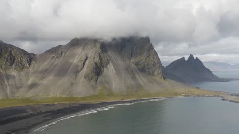 montañas vestrahorn y brunnhorn en el sureste de islandia - toma panorámica