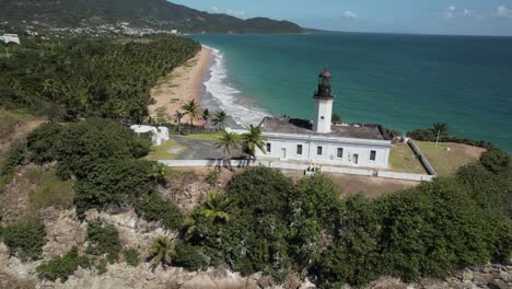 faro en el acantilado de la costa dron aéreo dramático hermoso destino turístico