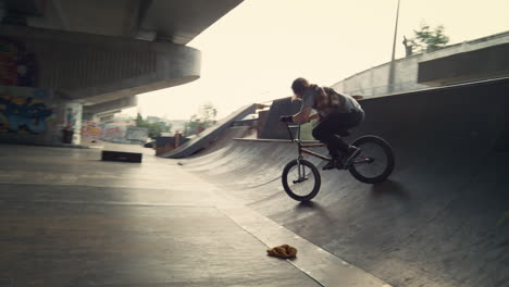 Millennial-Junge-Dreht-Auf-Dem-BMX-Fahrrad-Im-Städtischen-Skatepark-Um.-Extremsport-Im-Freien.