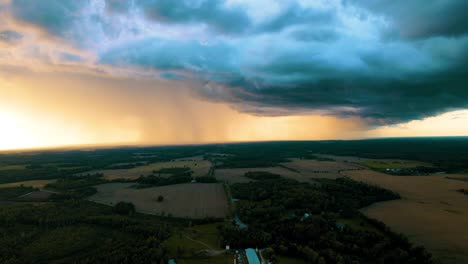 Nubes-De-Tormenta-Sobre-Los-árboles